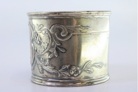 Argola de guardanapo em prata com relevos florais envolvendo cartela para monograma.